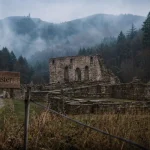 Abbaye de niedermunster : ruines romanes sous la brume vers le Mont Sainte-Odile