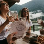 Activités EVJF Vosges : groupe de femmes en EVJF à un chalet près du lac