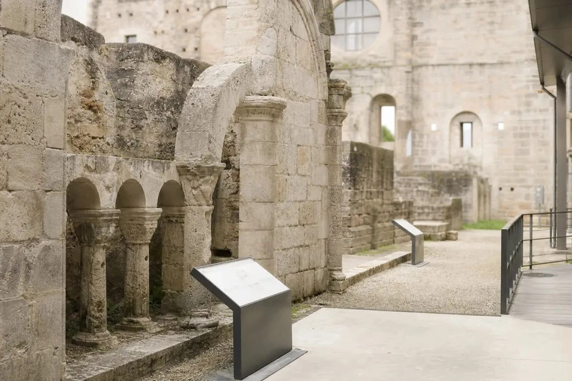 Panneaux de visite et vestiges de l’abbaye de Niedermunster, site patrimonial en Alsace