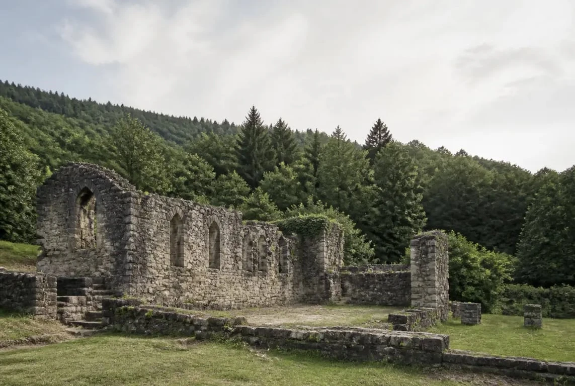 Abbaye de Niedermunster au pied du Mont Sainte-Odile, ruines historiques dans un vallon alsacien