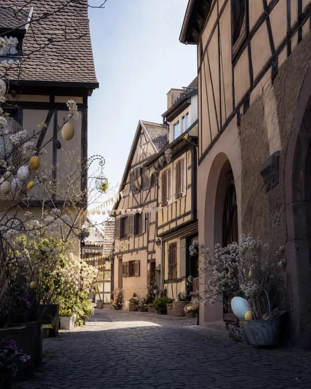 Week end de paques 2026 alsace dans un village à colombages décoré pour Pâques au printemps