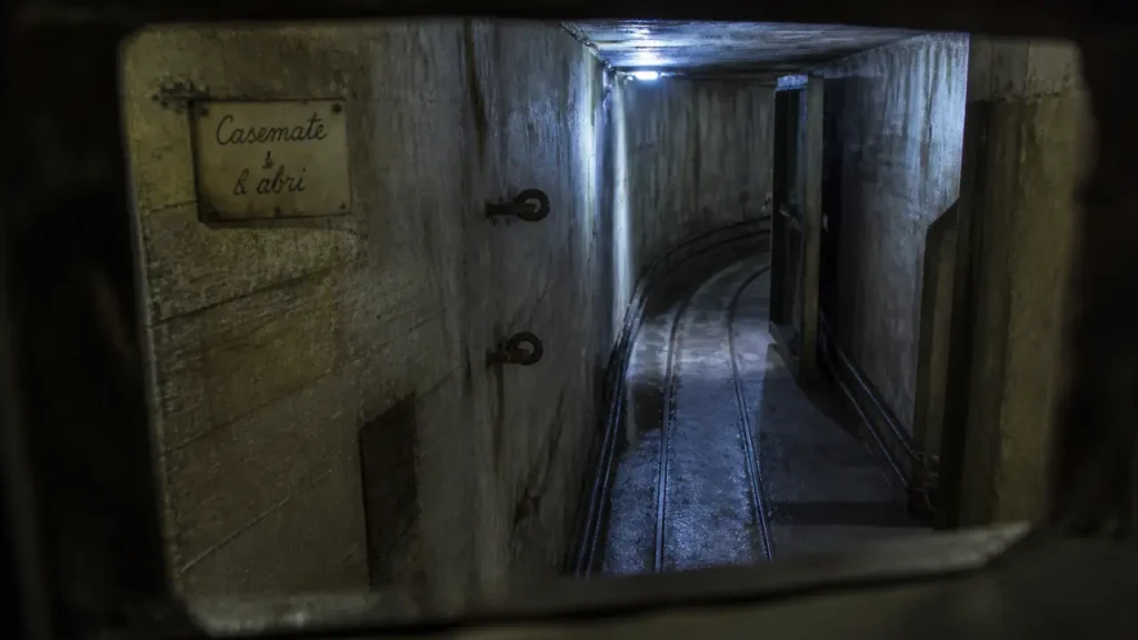 Ligne Maginot bunker : casemate ouverte au public, couloir béton et porte blindée