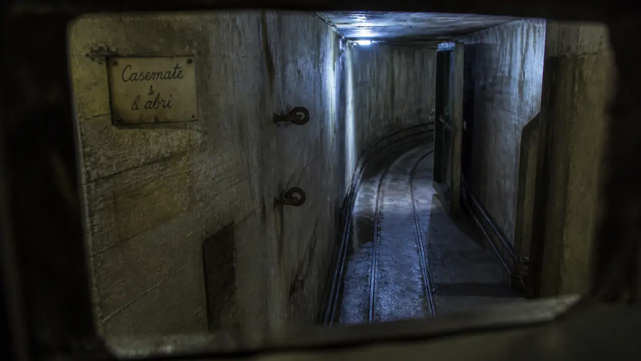Ligne Maginot bunker : casemate ouverte au public, couloir béton et porte blindée