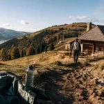 Randonnée vosges 2 jours ferme auberge : marcheur sur sentier des Vosges, gourde et bâche de randonnée