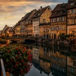 Visiter Colmar : Petite Venise, reflets et géraniums au golden hour à Colmar