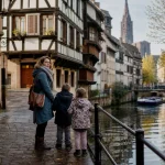 Visiter Strasbourg : ruelle de la Petite France avec la cathédrale au fond