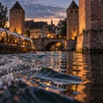 Balade canaux Strasbourg : bateau touristique près des Ponts Couverts