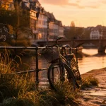 Balades strasbourg : chemin le long du canal à Strasbourg au golden hour, reflets et pont