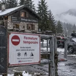 Chalet hôtel du grand ballon fermé, route des Crêtes et panneau « fermeture temporaire »