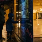 Que faire en Alsace quand il pleut avec des enfants : visite au Vaisseau à Strasbourg, enfants sous parapluies