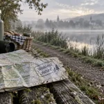 Sortie en Alsace Bossue ce week end : carte froissée et gourde près d’un étang