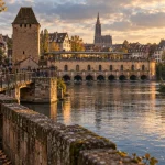 Balade petite france strasbourg : vue depuis les quais vers les Ponts Couverts et le barrage Vauban