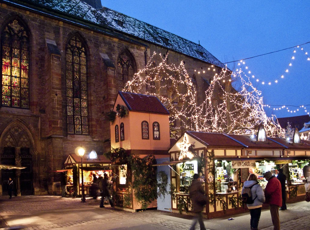 Chalets et illuminations du marché de Noël place des Dominicains à Colmar
