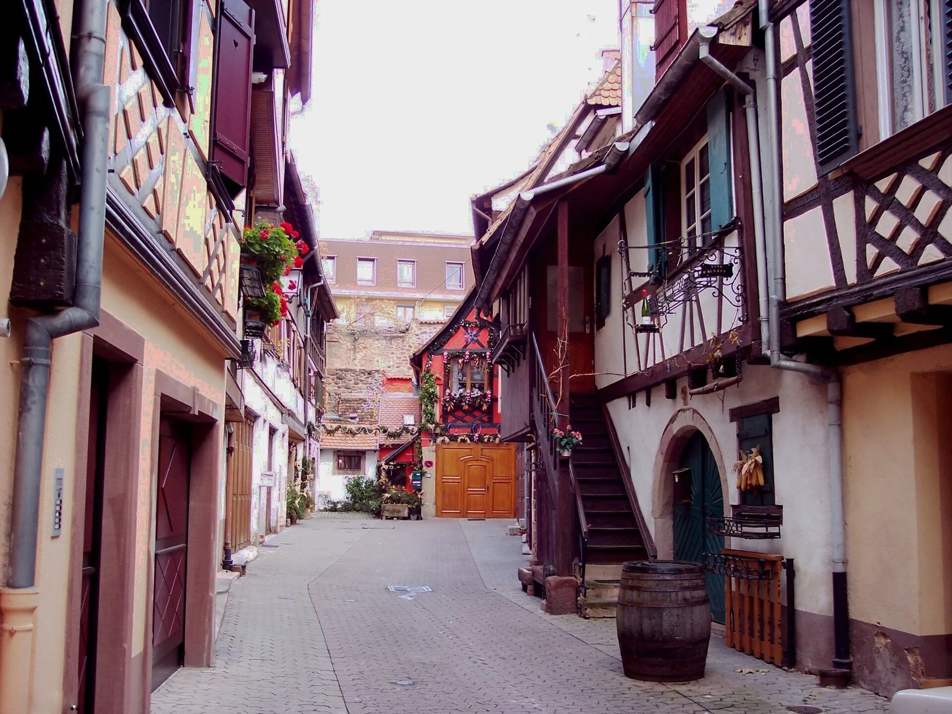 Rue du centre d’Obernai avec des décorations de Noël