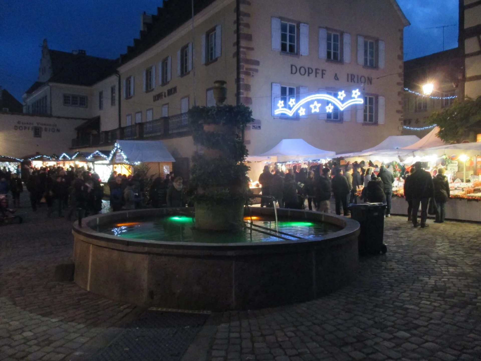 Rue du centre de Riquewihr éclairée pendant le marché de Noël