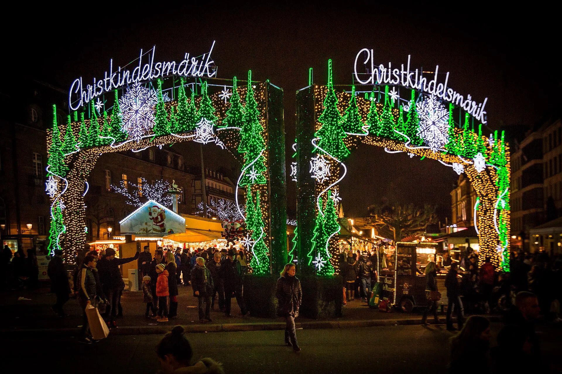 Portail lumineux du marché de Noël de Strasbourg, place Broglie